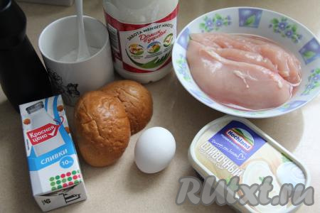 Подготовить продукты для приготовления куриных котлет в сливочном соусе на сковороде. Куриное филе промыть водой, обсушить.