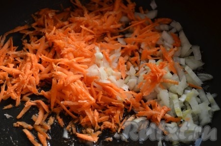 Отдельно обжарить на растительном масле до мягкости мелко нарезанный лук и натертую на крупной терке морковь, иногда помешивая.