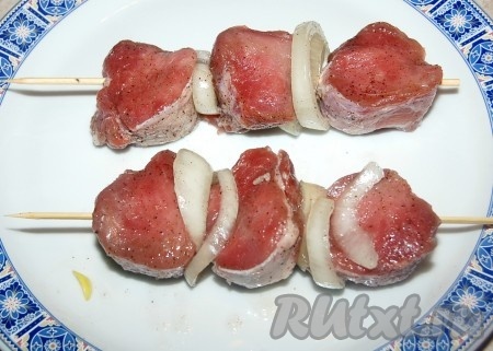 Затем нанизать кусочки мяса на деревянные шпажки или небольшие шампуры. Кусочки мяса чередовать с колечками лука.