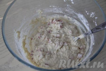 Частями добавляя оставшуюся муку и хорошо вмешивая её, замесить однородное, не очень густое, скорее, вязкое тесто для вафель. Добавляя муку, ориентируйтесь на консистенцию замешиваемого теста, а не на количество муки.