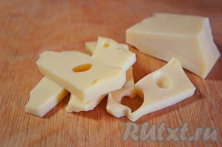 Сыр произвольно нарезать, всё зависит от формы котлеток, которую вы планируете сформировать.