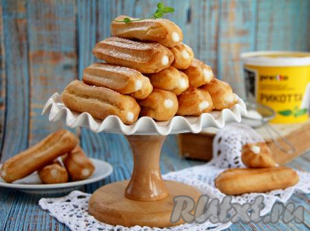 Аппетитные эклеры подать к столу.