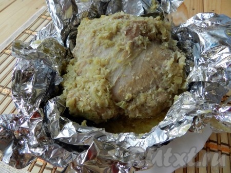 Запекать свинину в луке в разогретой духовке 1 час. Если хотите получить на поверхности мяса корочку, за 15 минут до готовности раскройте фольгу и запекайте мясо, поливая выделившимся соком.
