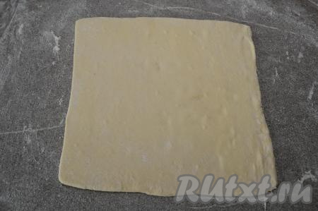 Размороженный пласт теста на припылённой мукой поверхности раскатать в квадрат со стороной 24 сантиметра. Толщина раскатанного теста должна быть около 3 миллиметров.