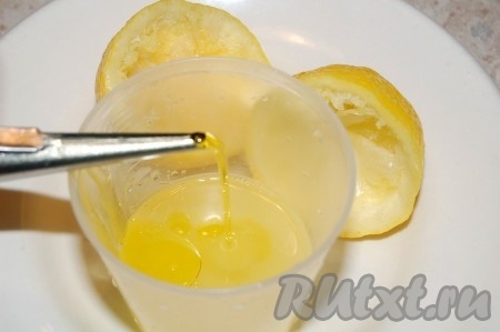 Выжать сок из лимона в стаканчик и добавить в него оливковое масло.

