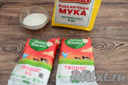 Вот такой небольшой набор продуктов понадобится для приготовления этих наивкуснейших сырников без яиц в духовке. Творог желательно брать не сухой, жирностью не менее 5%.