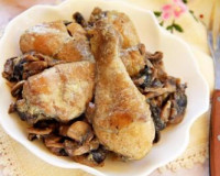 Куриные ножки с грибами в сливочном соусе на сковороде