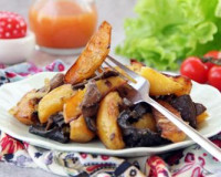 Жареная картошка с сушёными грибами на сковороде