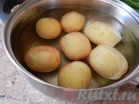 Картофель очистить, залить холодной водой, довести до кипения, посолить воду и варить до готовности. Когда картошка сварится, воду слить.
