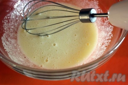 Для приготовления теста размешайте и слегка взбейте сахар с яйцом.