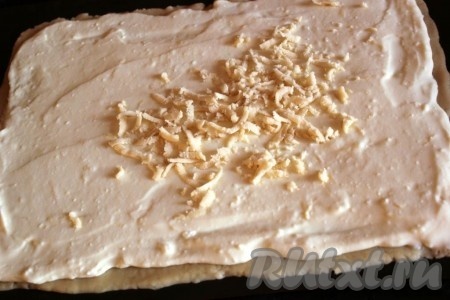 Замороженное тесто (из морозилки) натрите и равномерно распределите по творожной начинке печенья.
