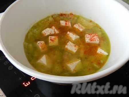 Суп с кабачками посолить, добавить в него плавленный сыр и молотую паприку. Варить, помешивая, пока не расплавится сыр.

