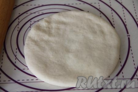 Перевернуть "мешочек" из теста швом вниз и аккуратно растянуть руками в лепёшку. 
