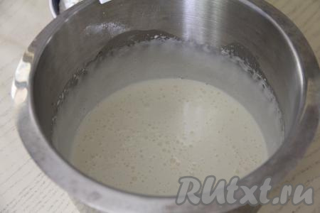 Яйца с сахаром взбить на максимальной скорости миксера в течение 5 минут (масса должна посветлеть и увеличиться в объёме).