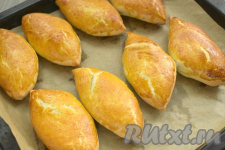 Отправляем противень с пирожками с картошкой и грибами в прогретую до 200 градусов духовку на 20 минут (до подрумянивания слоёного теста). 