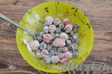 Перемешать ягоды с крахмалом и сахаром. У меня были хорошо замороженные ягоды и часть сахара так и не соединилась с ягодами и осталась на дне. Этот сахар нужно будет в дальнейшем равномерно распределить по пирожкам.
