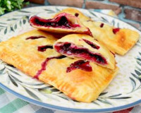 Пирожки с замороженными ягодами из слоёного теста