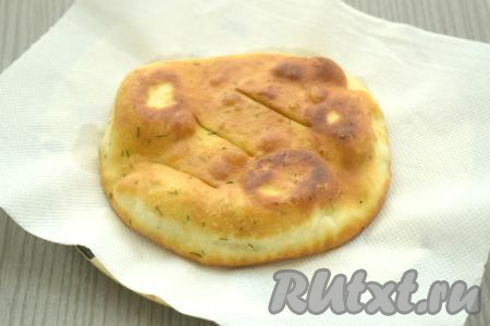 Жареную лепёшку со сковороды выкладываем на бумажное полотенце, чтобы удалить лишнее масло. Постепенно жарим все лепёшки.