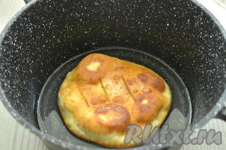 В сковороде (или в сотейнике) разогреваем хорошо растительное масло. Выкладываем в горячее масло лепёшку (масло должно доходить примерно до середины лепёшки) и жарим на среднем огне до золотистого цвета с двух сторон (примерно по 2-2,5 минуты с каждой стороны).