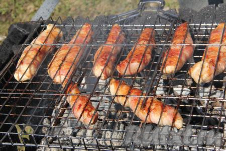 Жарить филе куриной грудки на горячих углях, часто переворачивая решётку, до золотистости бекона (минут 10-12). Для того чтобы проверить готовность, нужно надрезать кусочек мяса, если разрез светлый, без примесей крови, значит филе готово. 