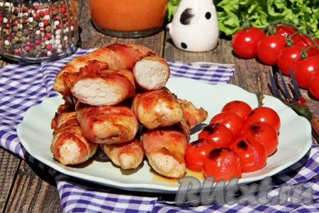 Нежные, сочные кусочки куриного мяса, жареные в беконе, к столу подать в горячем виде, дополнив соусом, салатом из свежих овощей или гарниром на ваш выбор. 