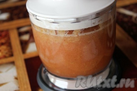 Влейте грейпфрутовый сок и ещё раз взбейте в блендере.