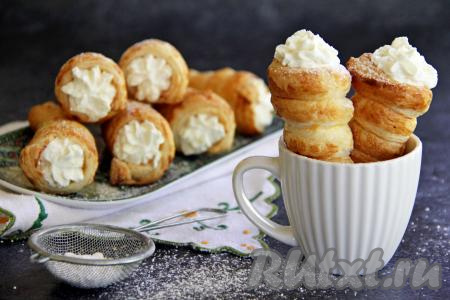 Очень вкусные, аппетитные трубочки из слоёного теста, наполненные нежнейшим творожным кремом, подать к столу. 