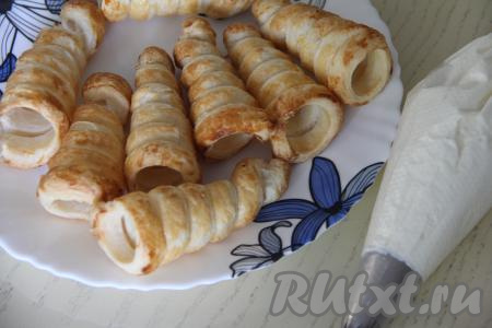 Переложить творожный крем в кулинарный мешок (можно взять мешок с фигурной насадкой). 