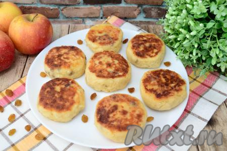 Сырники с яблоком и изюмом