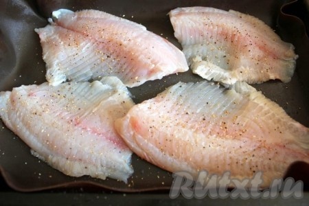 Филе рыбы выложить на противень, смазанный растительным маслом, или на силиконовый и посыпать специями "для рыбы" (или перцами по вкусу - белым, душистым, розовым...).