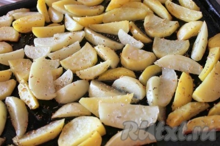 На гарнир был приготовлен запеченный в духовке картофель с розмарином и зерновой горчицей.
