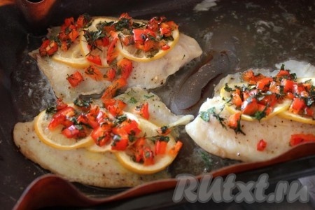 Запечь филе рыбы вместе с болгарским перцем и лимоном в разогретой духовке до готовности при 200 градусах около 20-25 минут.
