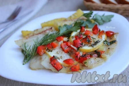 Сочная, ароматная запеченная рыба с лимоном и болгарским перцем готова!