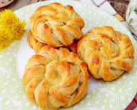 Булочки с сахаром из слоёного бездрожжевого теста