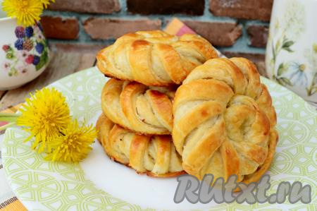 Булочки с сахаром, приготовленные из слоёного бездрожжевого теста, получаются воздушными, они просто тают во рту, советую и вам их попробовать!