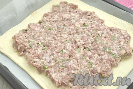 Отступив от краёв теса по 2 сантиметра, равномерно выкладываем фарш.