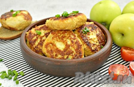 Сочные, вкусные, аппетитные куриные котлеты с яблоками к столу подаём горячими, дополнив гарниром или лёгким овощным салатом.