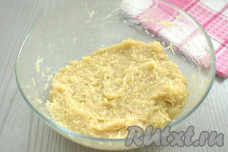 Тщательно перемешиваем курино-яблочный фарш, он должен получиться в меру плотным, если фарш получился жидковатым (многое зависит от сочности яблока и величины яйца), тогда добавьте ещё 0,5 столовой ложки манки, регулируя густоту фарша. Даём фаршу постоять при комнатной температуре минут 20, чтобы манка немного набухла.