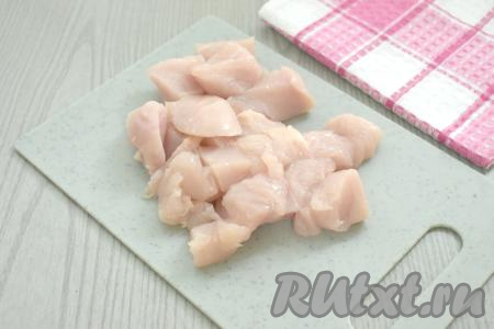 Куриное филе моем, обсушиваем, нарезаем на небольшие кусочки. Мелко нарезать мясо не нужно, кусочки должны быть такого размера, чтобы их было удобно пропускать через мясорубку.
