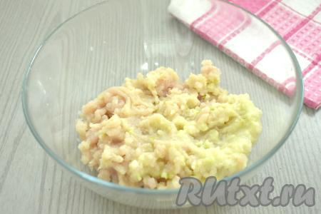 Куриное филе вместе с луком и яблоком пропускаем через мясорубку в глубокую миску.
