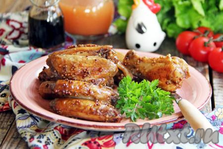 Очень вкусные, аппетитные, пикантные куриные крылышки, запечённые в соевом соусе с горчицей, достать из духовки и, дополнив гарниром, подать к столу.