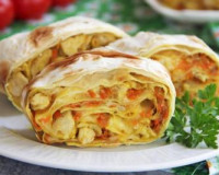 Рулет из лаваша с курицей и сыром в духовке