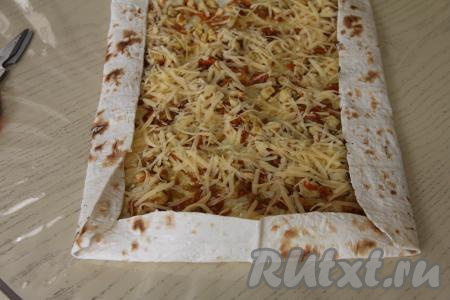 Немного подвернуть три края лаваша на начинку.