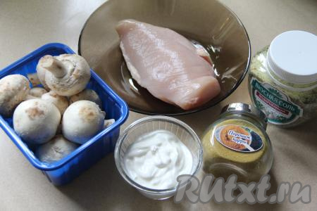 Подготовить продукты для приготовления бефстроганова из курицы с грибами со сметаной. Для приготовления этого блюда подойдут как предварительно отваренные в течение 25-30 минут лесные грибы, так и свежие (или замороженные) шампиньоны. Свежие шампиньоны нужно будет только промыть водой, немного обсушить (если вы будете готовить с замороженными грибами, предварительно размораживать их не нужно). Сметану можно использовать любой жирности (я купила жирностью 20%).