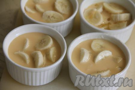 Разлить яично-молочную массу по формочкам. У меня получились 4 порционных заготовки омлета.