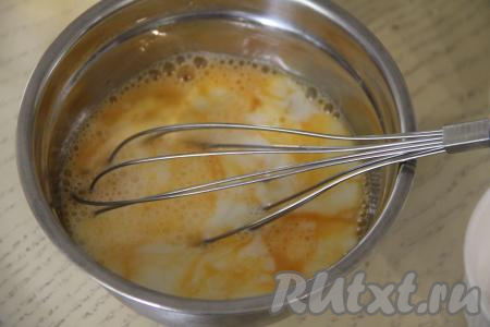 Взбить яйца венчиком до получения однородной массы. Взбиваем недолго, как только яичная масса станет однородной, можно больше не взбивать. Влить ко взбитым яйцам молоко.