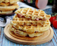 Венские вафли с колбасой и сыром