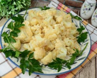 Цветная капуста, жареная с яйцом на сковороде