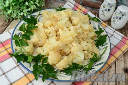 Цветная капуста, жареная с яйцом на сковороде