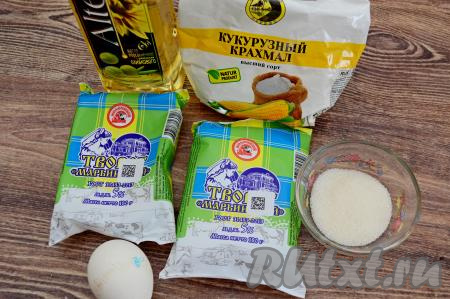 Подготовить продукты для приготовления сырников с кукурузным крахмалом. Творог лучше лучше брать жирностью не ниже 5%.